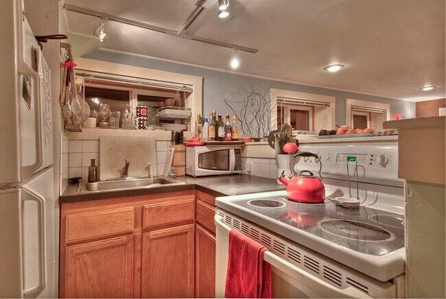 Building Photo - 810 27th Ave