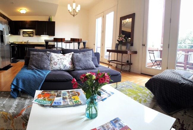 Building Photo - 915 Haywood Rd