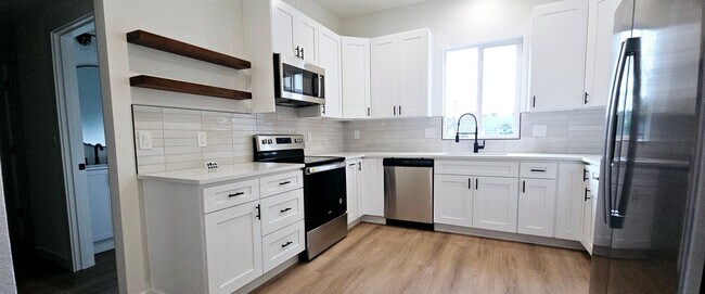 Foto del edificio - REDUCED! Recently Renovated 2 Story Tacoma...