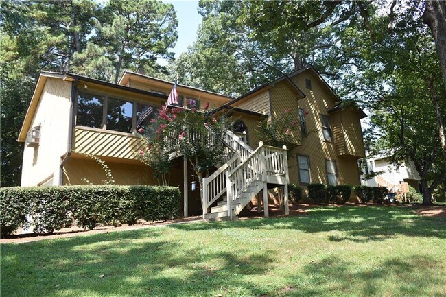 Building Photo - 2811 Pine Cone Ln