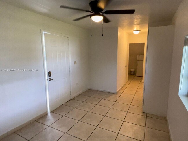 Foto del edificio - 919 NW 23rd Ct