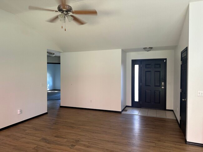 Foto del edificio - 647 S Hazelnut Ave