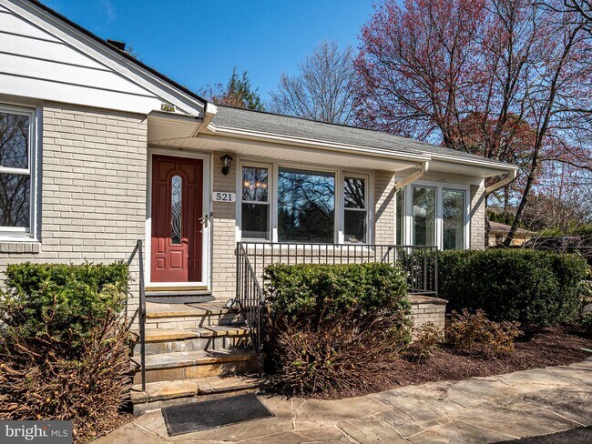 Building Photo - 521 S. Nursery Ave.