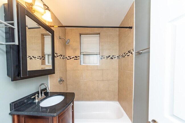 Building Photo - 3 bedroom in Chicago IL 60622