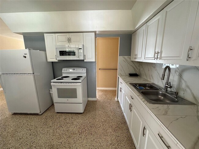 Foto del edificio - 10500 NW 28th Ct