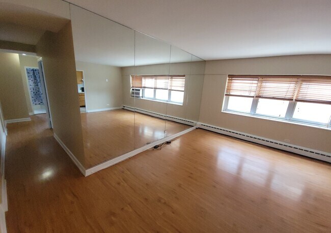 Foto del edificio - 4950 N Marine Dr
