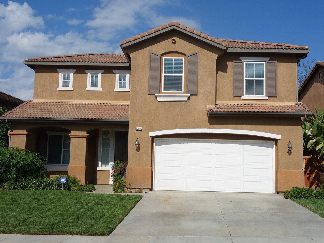 Foto principal - Gorgeous 5 bedroom, 3 bath plus Loft - Mou...