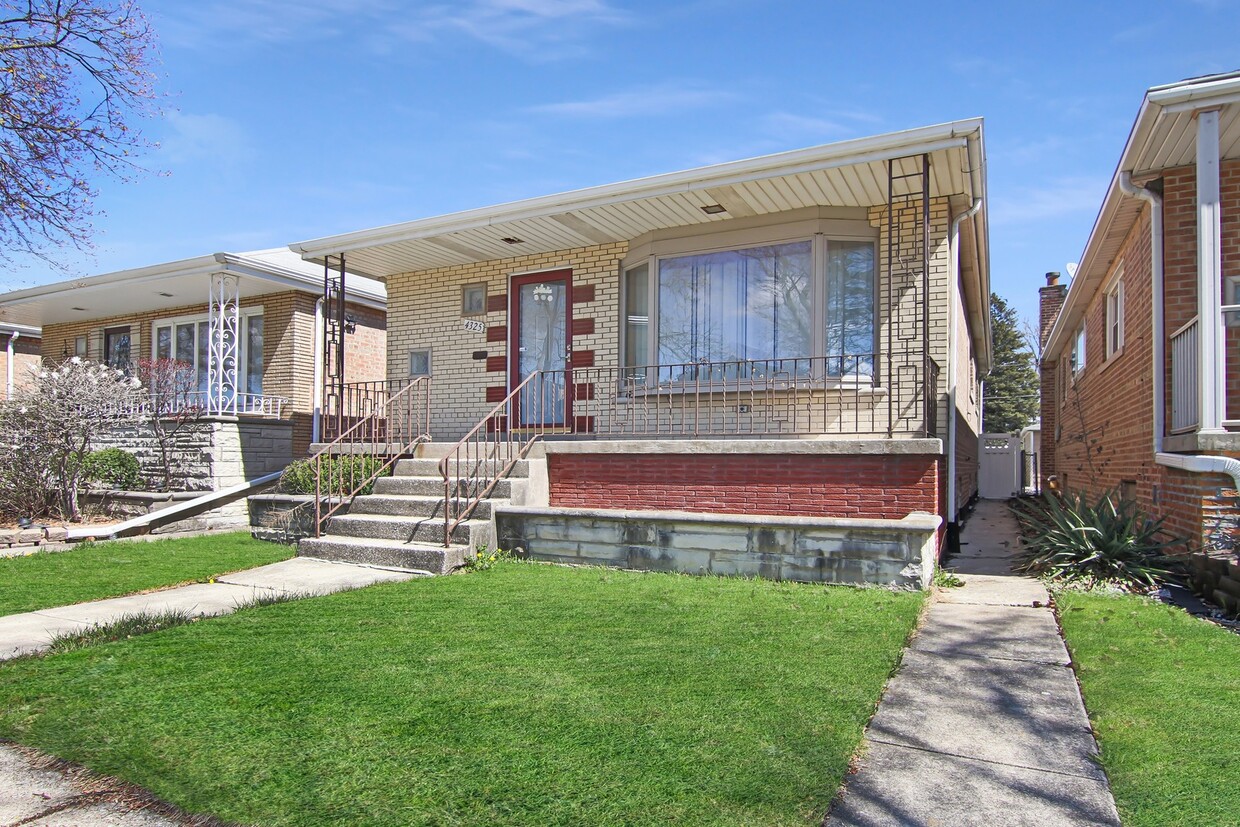 Primary Photo - 4325 S Kedvale Ave
