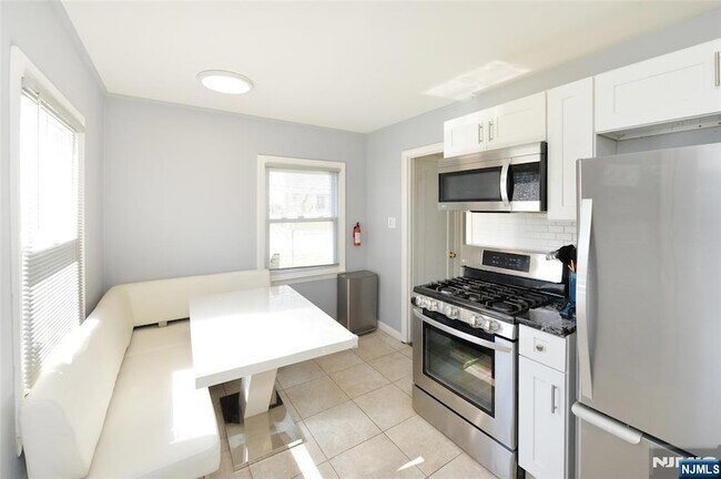 Foto del edificio - 483 Mt Prospect Ave