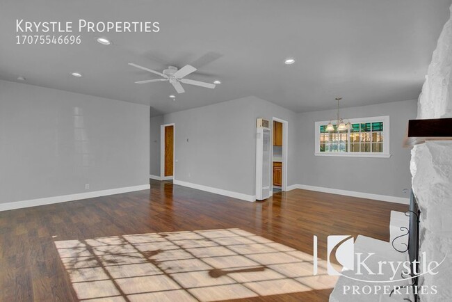 Building Photo - Ranch style home with huge family room