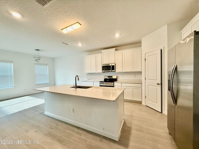 Foto del edificio - 4033 Haydon Burns Pl