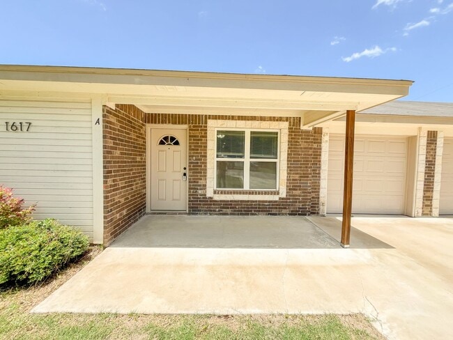 Building Photo - 1617 Pontotoc Trce