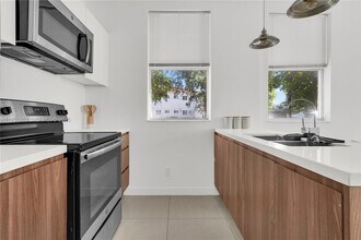 Building Photo - 924 Marseille Dr