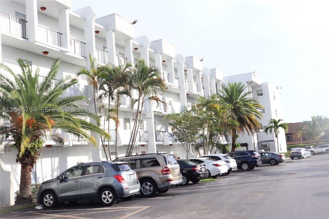 Foto del edificio - 3000 Sunrise Lakes Blvd