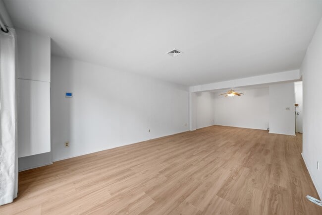 Building Photo - 99 Teaneck Rd