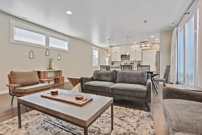 Building Photo - Beautiful 3 bedroom Single Level Home _ Pe...