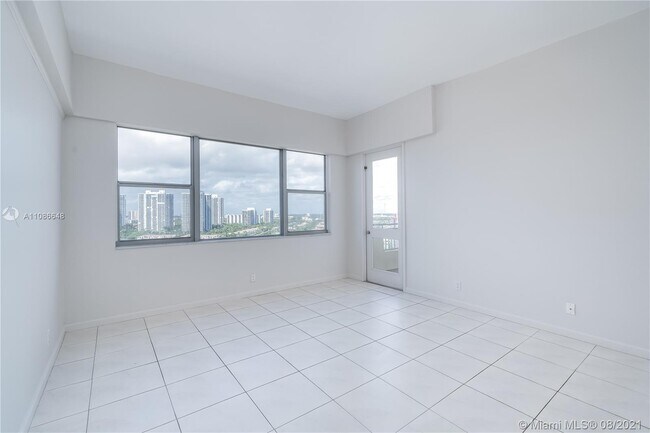 Foto del edificio - 3180 S Ocean Dr