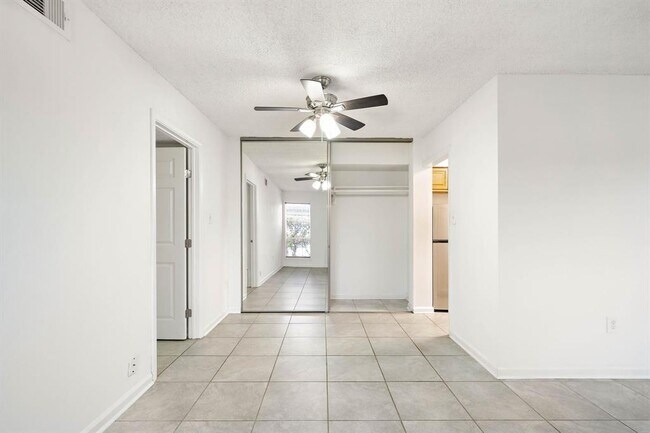 Foto del edificio - 711 Holiday Dr