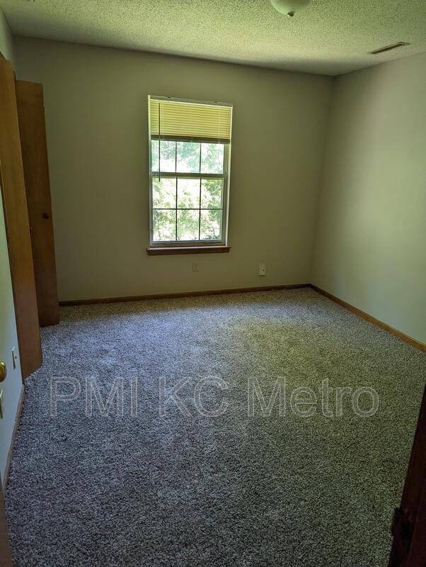 1004 NE Lindsay Ave, Lee's Summit, MO 64086 Condo for Rent in Lee's