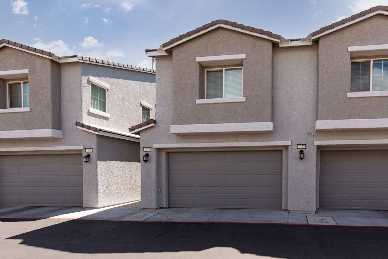 Primary Photo - Stunning townhome in gated community with ...