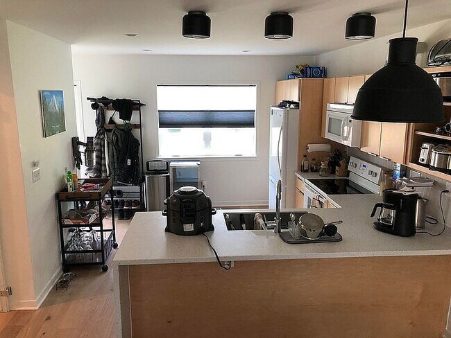 Foto del edificio - "Charming 2-Bed, 3-Bath Gem in Detroit's Heart with 1,380 Sq Ft of Comfort!"