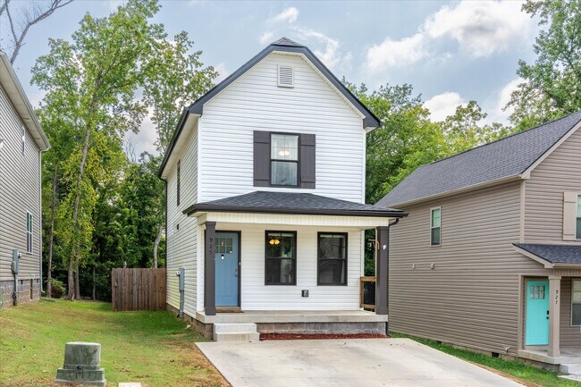 Building Photo - 925 Oak Ln