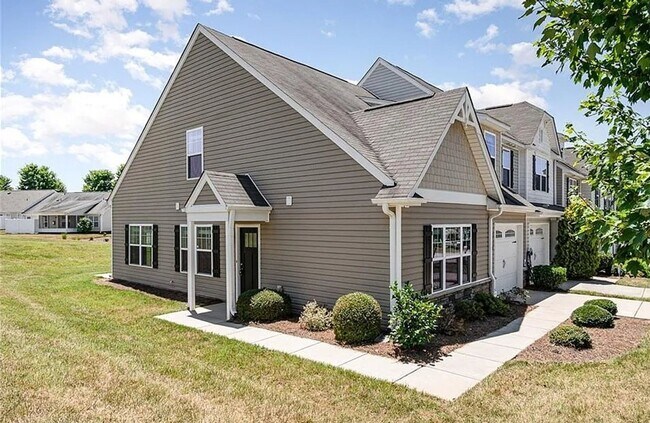 Building Photo - Charming 3BR Townhome in Colfax