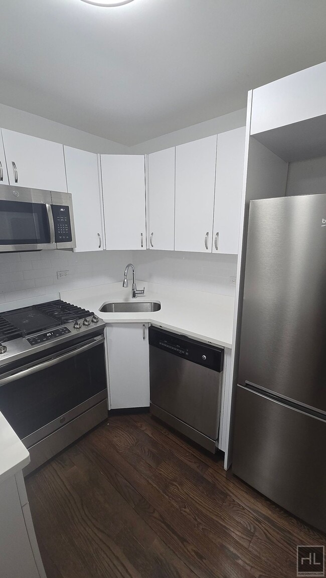 Building Photo - 3rd Ave & E 16th St. Modern 1-Bedroom Apt ...