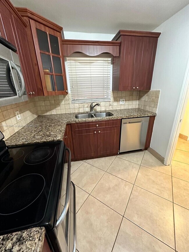 Building Photo - 9410 Live Oak Pl