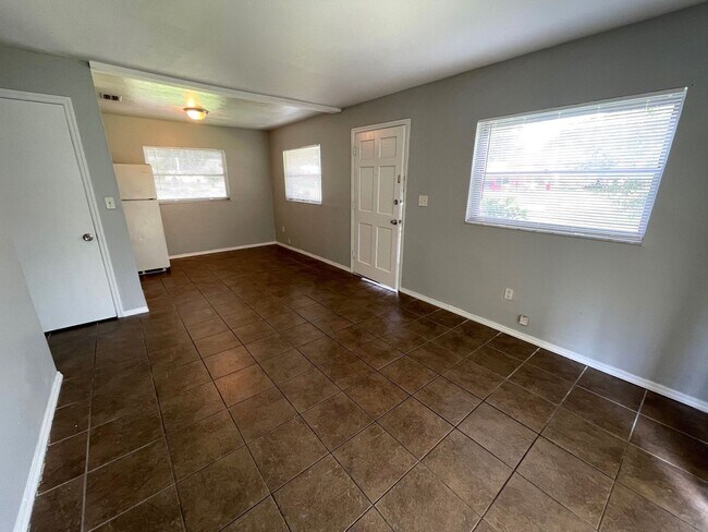 Foto del edificio - Nice and cozy 3 bedrooms 2 baths single-fa...