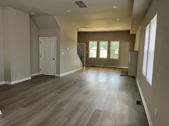 Building Photo - 5 Bedroom 3.5 Bathoom Townhome