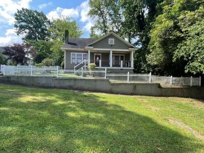 Foto del edificio - Introducing WesleyHeights401, a charming 3-bedroom, 2-bathroom house located in the heart of Char...