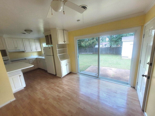 Building Photo - 2021 Greenbrier Rd