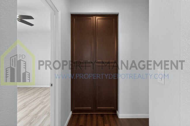 Foto del edificio - Spacious Elegance Awaits: 4-Bedroom Home with Hardwood Floors in Elk Grove!