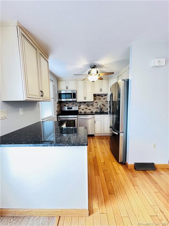 Foto del edificio - 80 Nicholas Dr