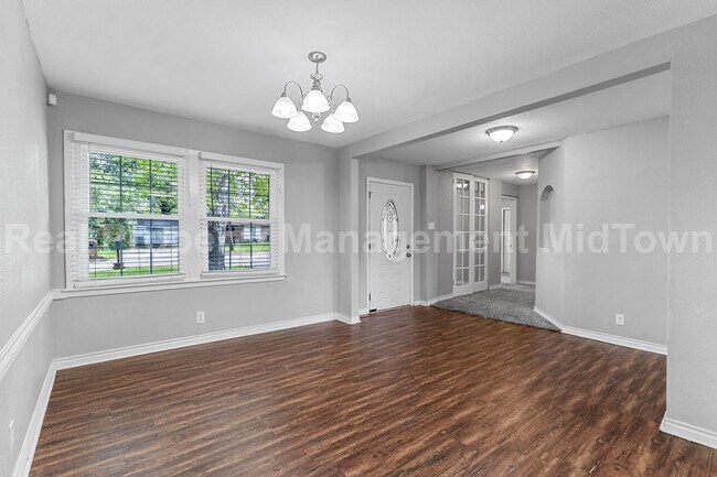 Building Photo - Charming Home in Established Community