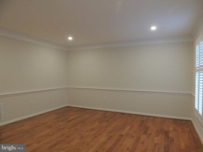 Building Photo - 7609 Lake Glen Dr