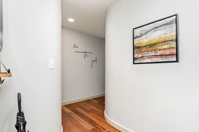 Foto del edificio - 2145 Dexter Ave N