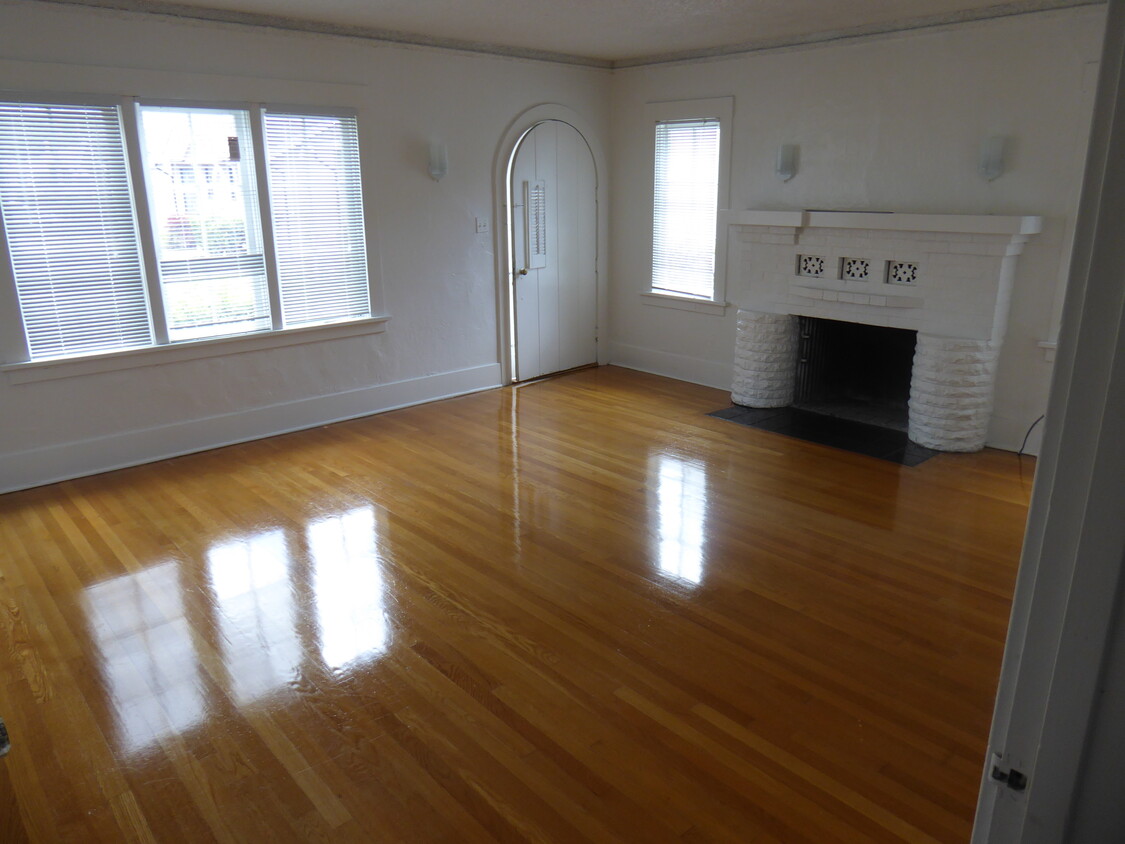 ENTRY / LIVING ROOM - 869 Villa Ave