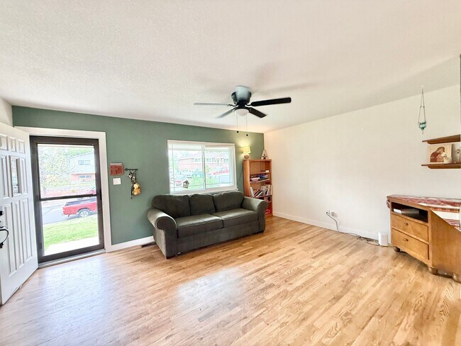 Foto del edificio - Renovated home on Yosemite for rent!