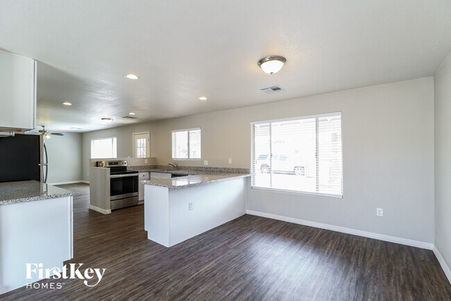 Building Photo - 602 E Westchester Dr