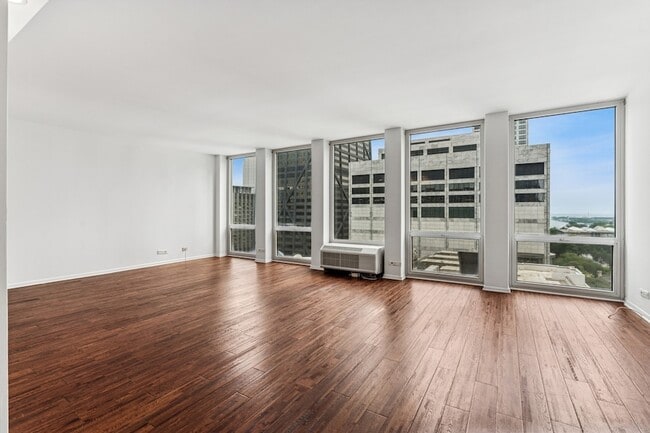 Building Photo - 111 E Chestnut St