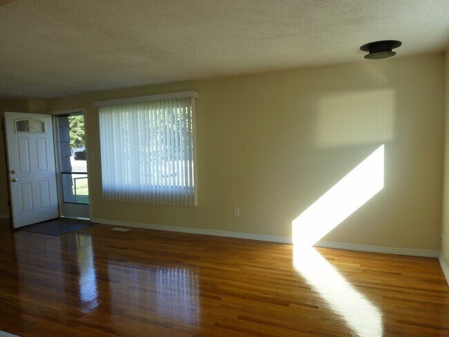 Building Photo - 1211 W Dalke Ave