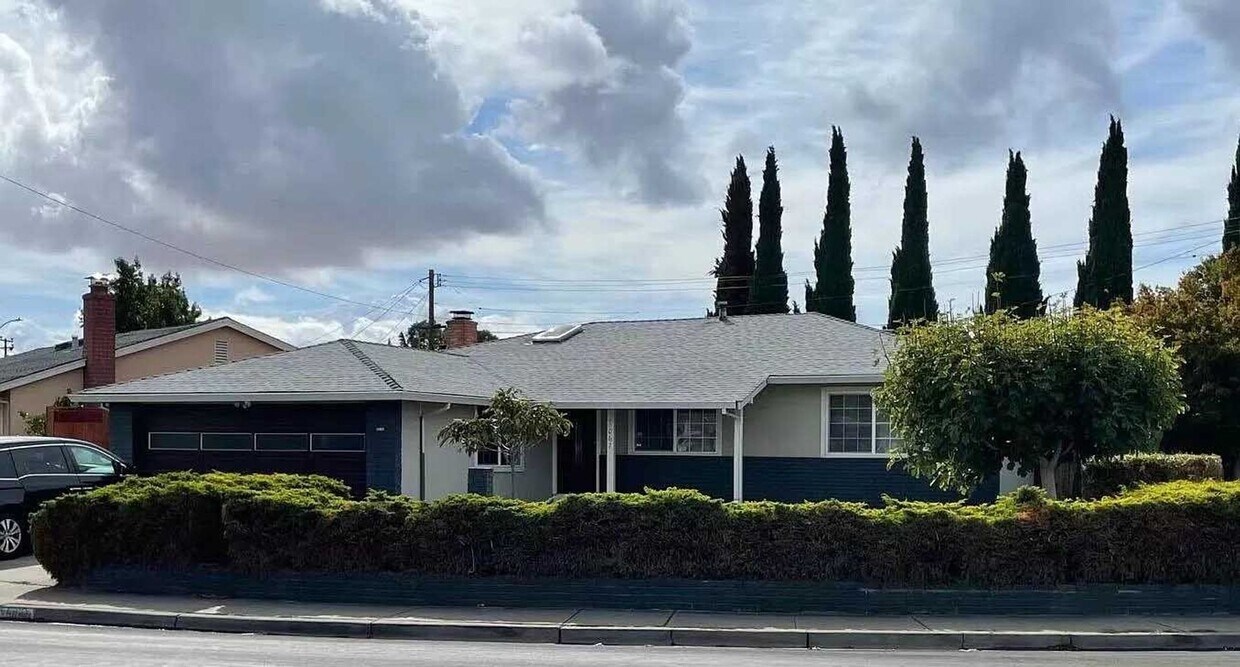 Primary Photo - 4 Bedroom, 2 Bathroom Single Family Home i...