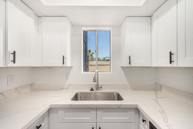 Foto del edificio - Updated 2-Bedroom COZY Condo Just Minutes ...
