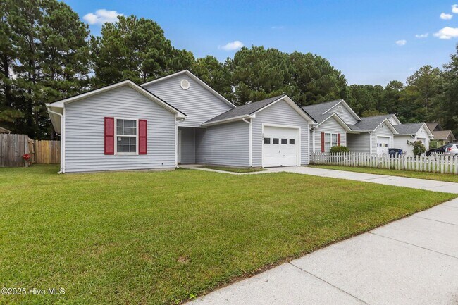 Building Photo - Adorable home with City Convenience!