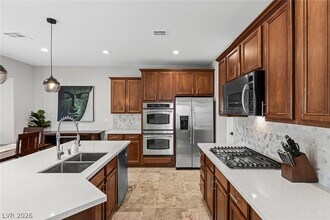 Building Photo - 275 Spectacular St