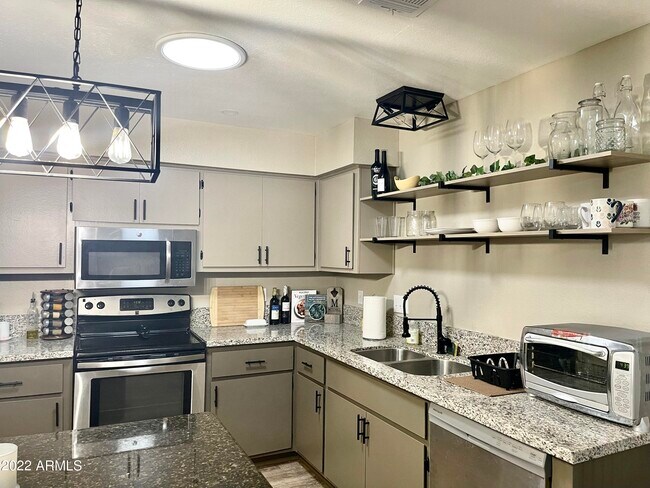 Foto del edificio - 812 N 86th Pl