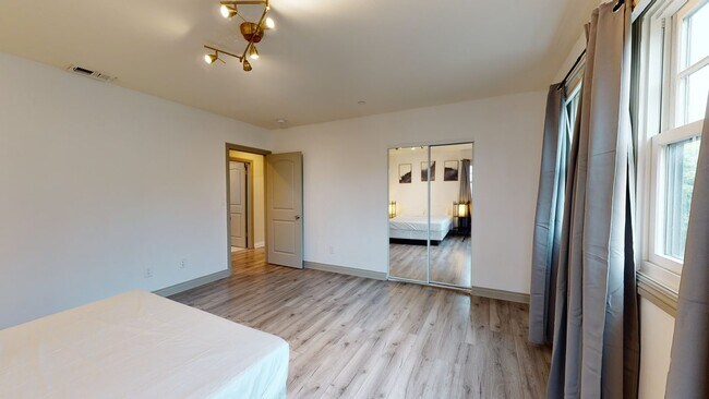 Foto del edificio - ROOM ONLY in 4-bed/3.0-bath Home