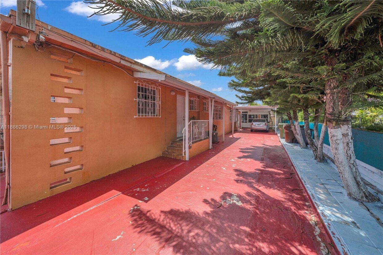 Foto principal - 334 E 18th St